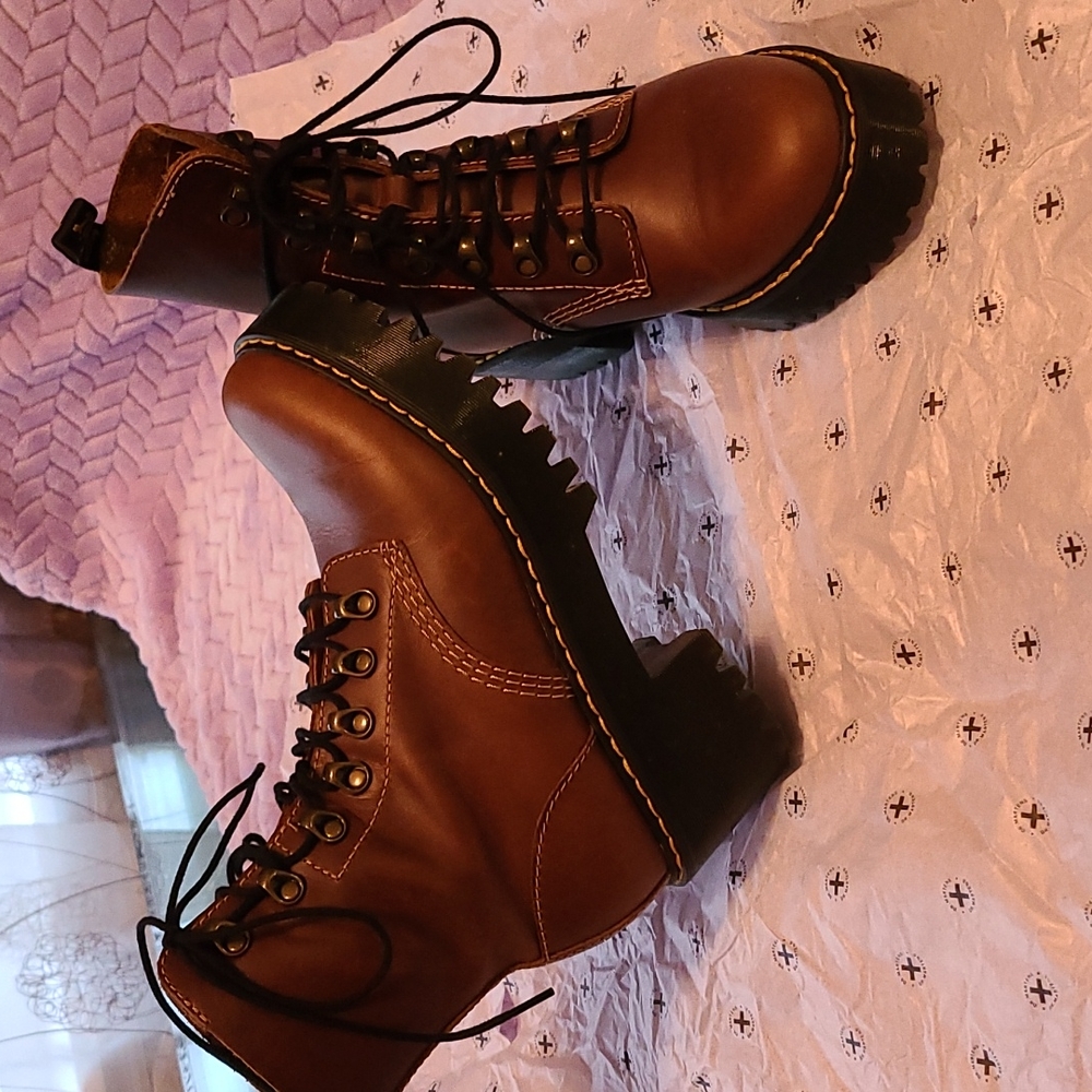 Dr Martens Leona Boot
